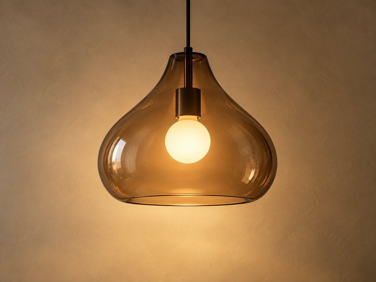 Viseča steklena svetilka z jantarnim senčnikom