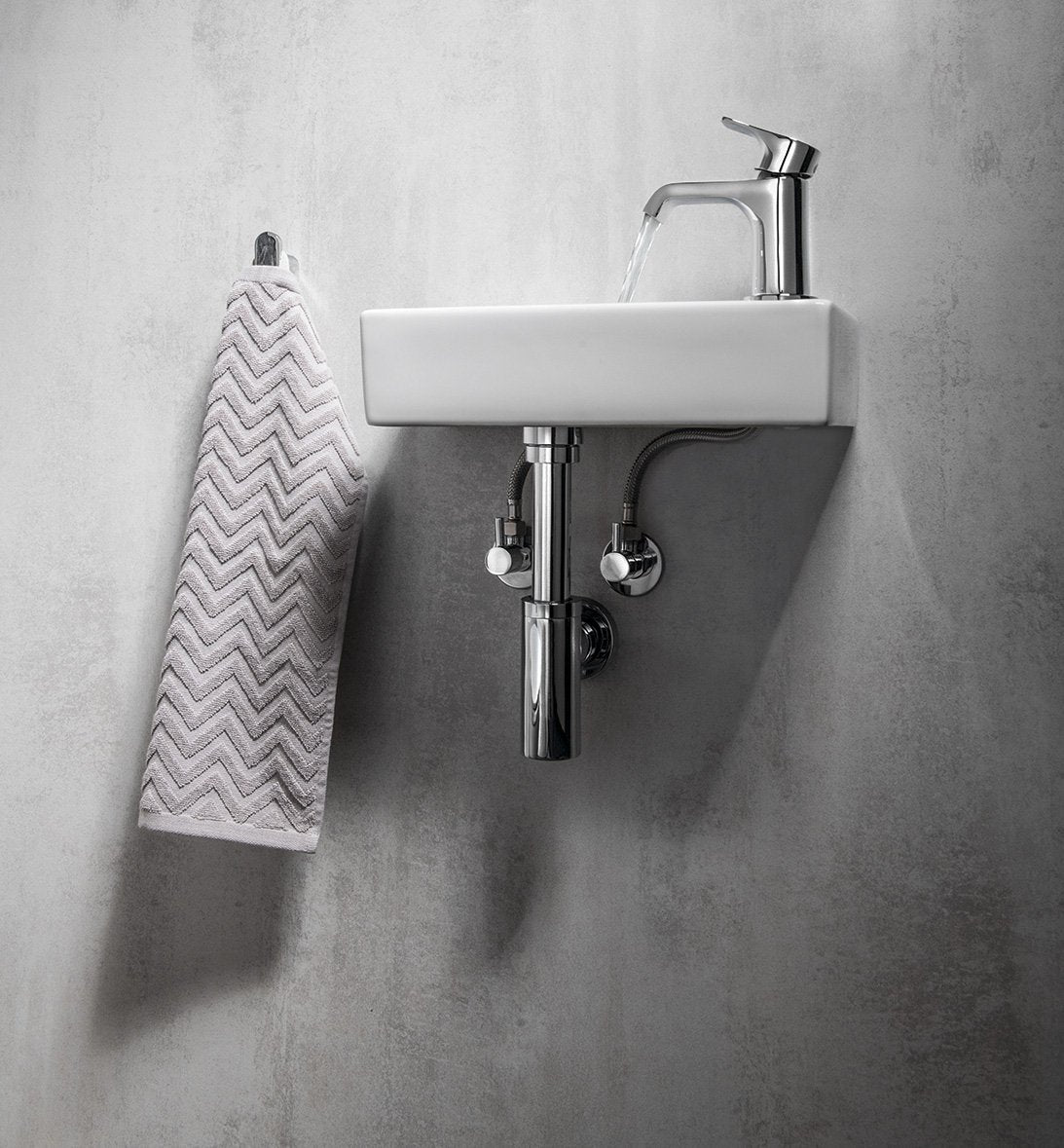 Kotni ventil AQUALINE 1/2" × 3/8", okrogel, kromiran – izdelek 5317 – primer postavitve v prostoru. Drugi prikazani izdelki niso vključeni v nakup.
