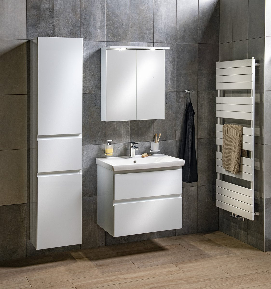Omarica pod umivalnik AQUALINE ALTAIR, 57 × 72,5 × 44,8 cm, bela – izdelek AI260 – primer postavitve v prostoru 5. Drugi prikazani izdelki niso vključeni v nakup.