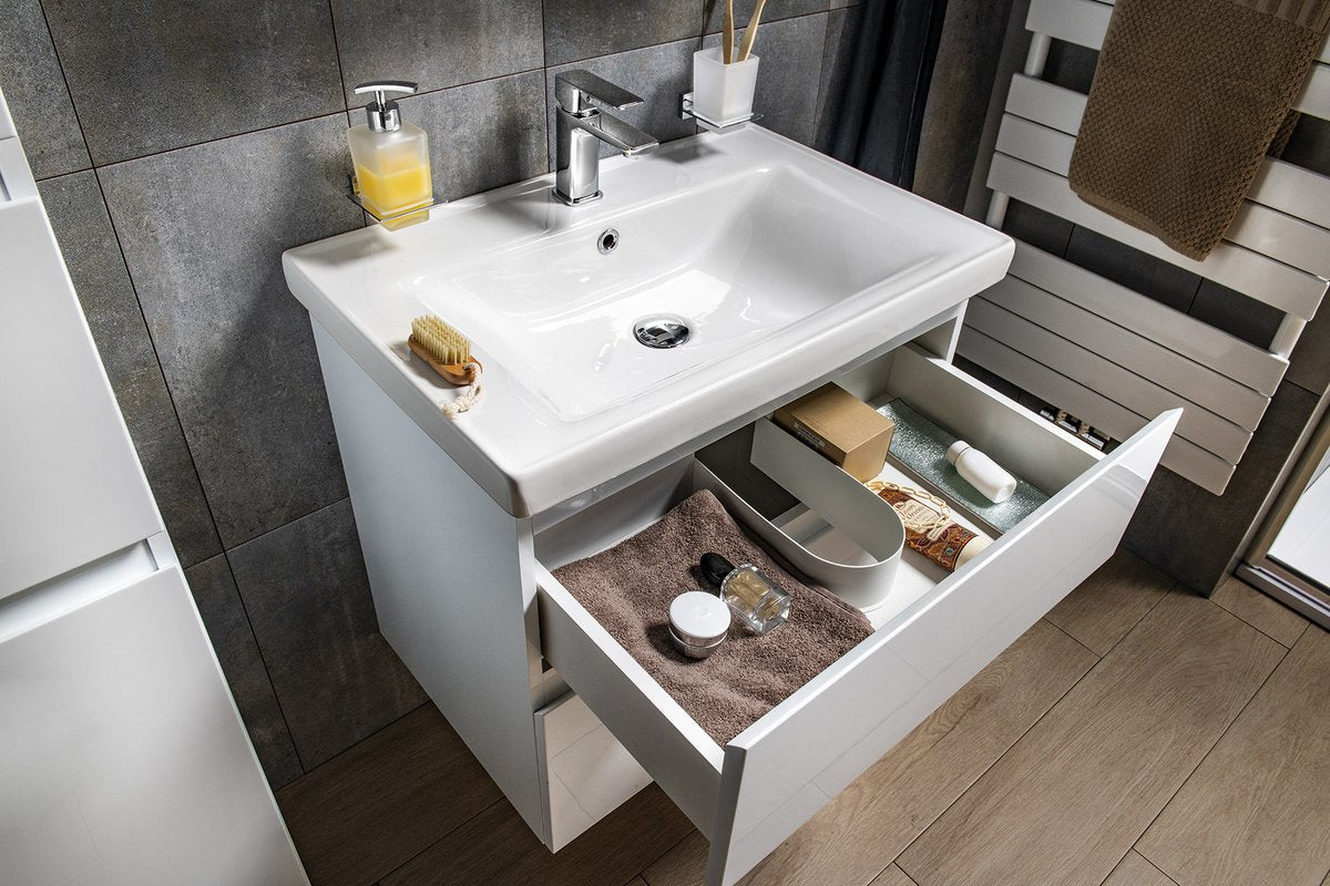 Omarica pod umivalnik AQUALINE ALTAIR, 57 × 72,5 × 44,8 cm, bela – izdelek AI260 – primer postavitve v prostoru 6. Drugi prikazani izdelki niso vključeni v nakup.