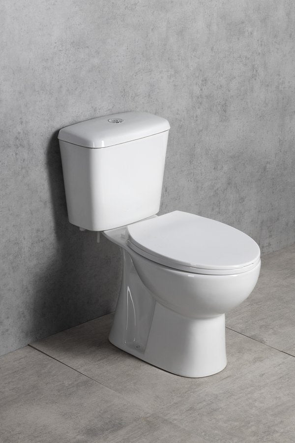 WC-deska s počasnim zapiranjem AQUALINE ESMERALDA, bela – izdelek ES8816 – primer postavitve v prostoru. Drugi prikazani izdelki niso vključeni v nakup.