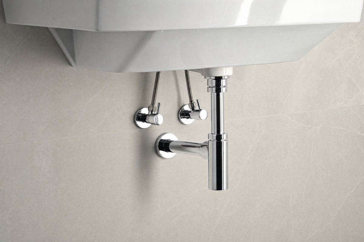 Sifon za umivalnik BONOMINI INOXMATER, 5/4", odtok 32 mm, nerjavno jeklo, kromiran – izdelek 0581CX32K7 – primer postavitve v prostoru. Drugi prikazani izdelki niso vključeni v nakup.