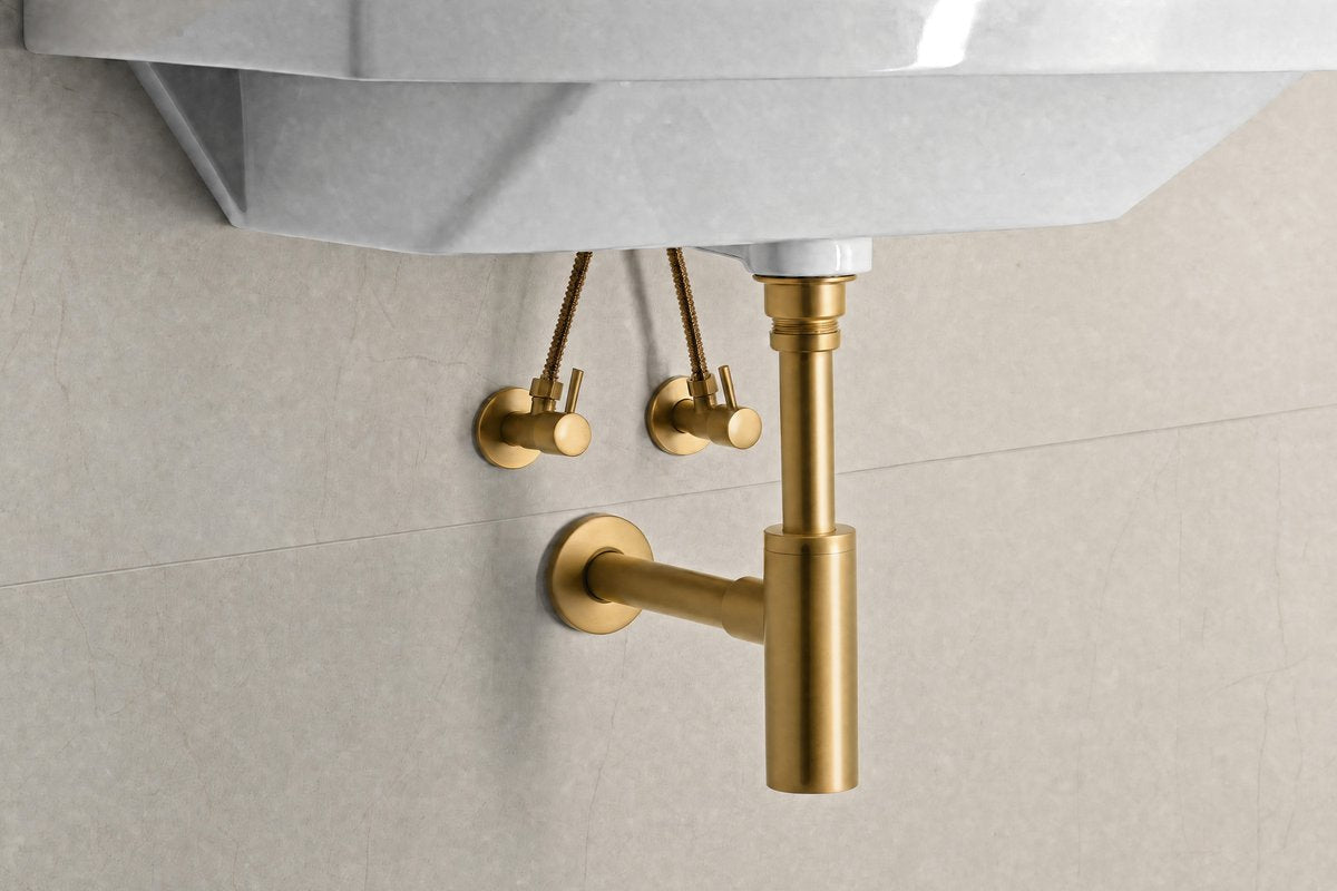 Sifon za umivalnik BONOMINI INOXMATER, 5/4", odtok 32 mm, nerjavno jeklo, mat zlat – izdelek 0581GD32K3 – primer postavitve v prostoru. Drugi prikazani izdelki niso vključeni v nakup.