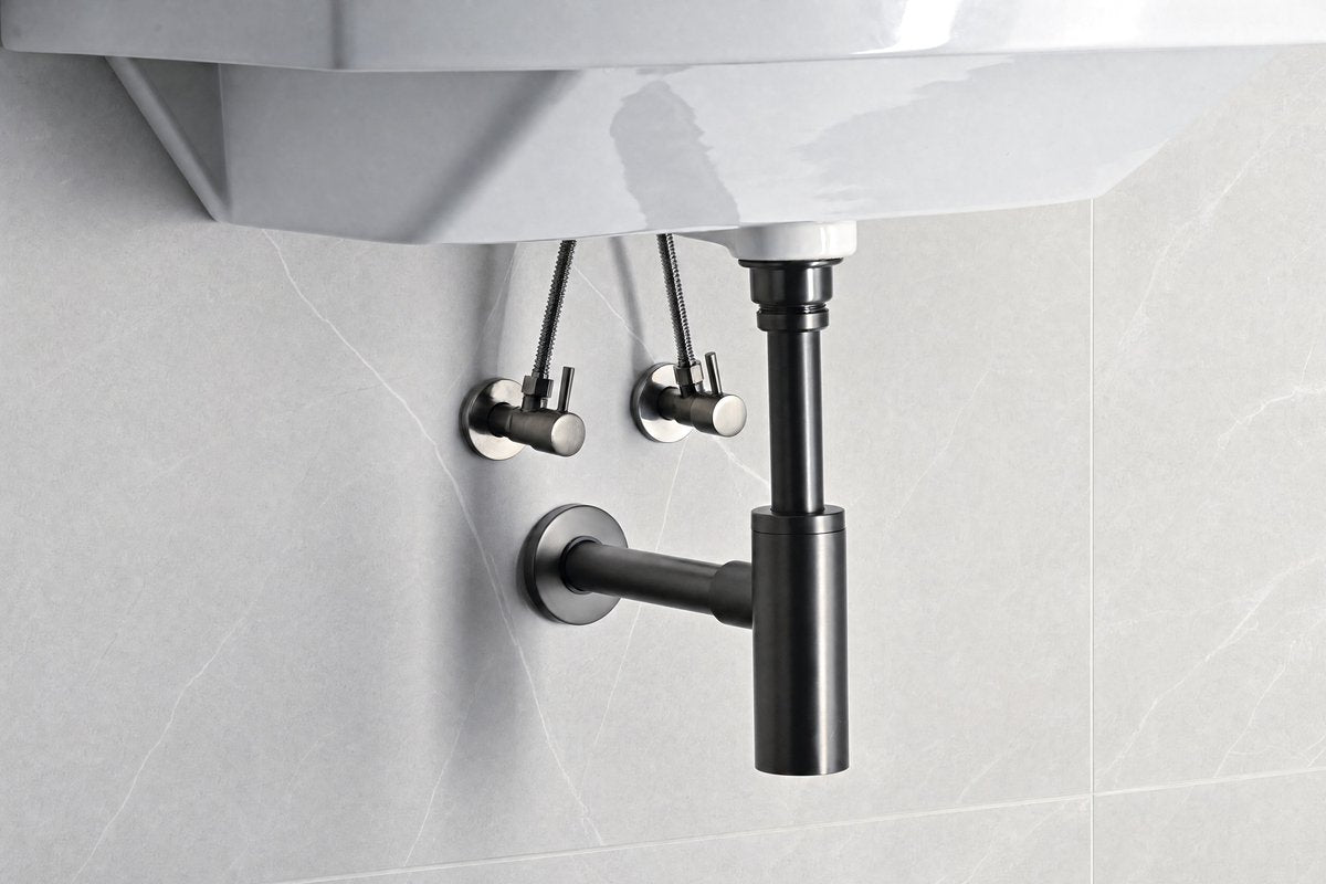 Sifon za umivalnik BONOMINI INOXMATER, 5/4", odtok 32 mm, nerjavno jeklo, temno kovinsko siv – izdelek 0581GM32K2 – primer postavitve v prostoru. Drugi prikazani izdelki niso vključeni v nakup.