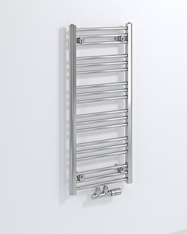 Kopalniški radiator BRUCKNER ALBRECHT, 400 × 930 mm, srednji priključek, kromiran – izdelek 600.111.1 – dodatni pogled. Na sliki so prikazani tudi priključni ventili in termostatska glava; vsebina nakupa je navedena v opisu.