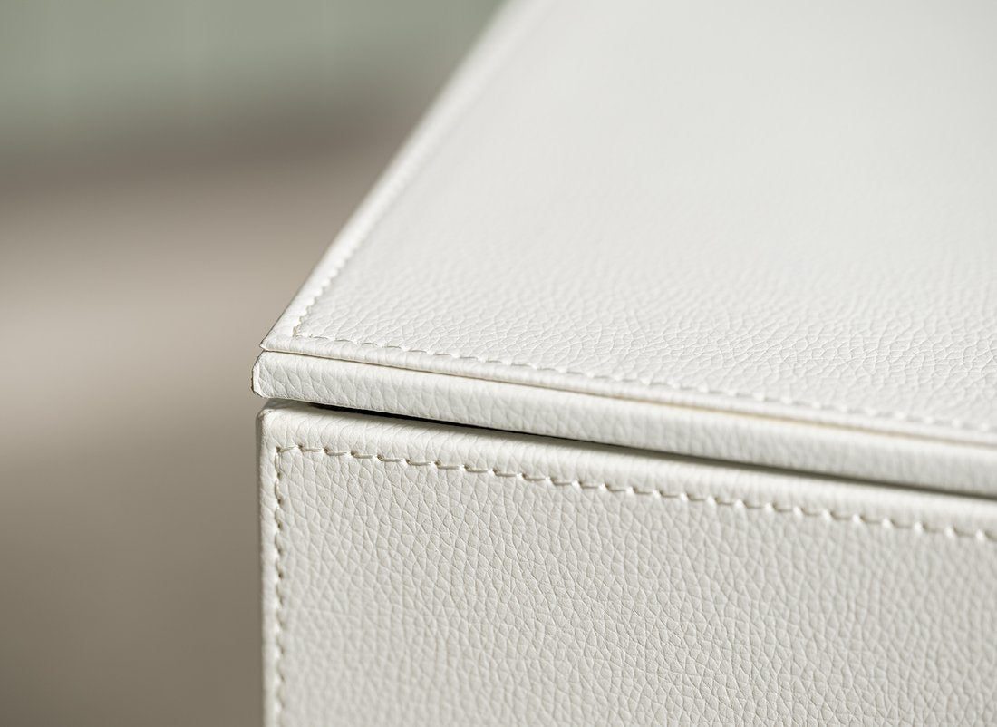 Koš za perilo GEDY LUXURY, 30 × 61,8 × 30 cm, bel – izdelek 103602 – fotografija serije 1. Fotografija velja za celotno serijo; mere izbranega artikla so navedene v opisu.