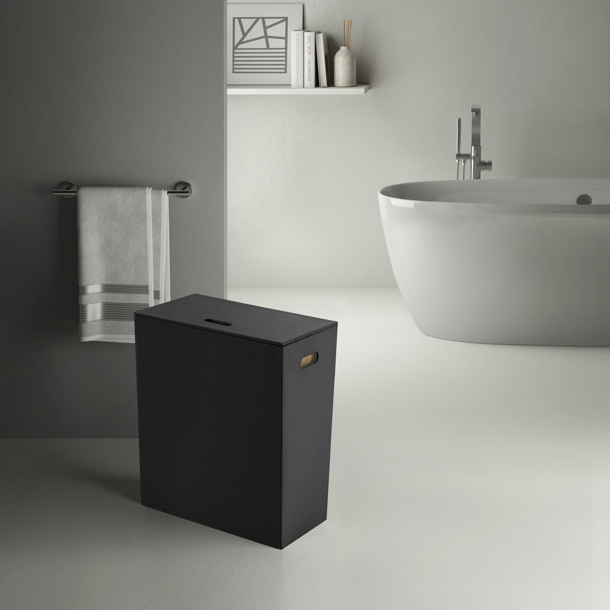 Koš za perilo GEDY LUXURY, 49,5 × 61,8 × 29 cm, črn – izdelek 103714 – primer postavitve v prostoru. Drugi prikazani izdelki niso vključeni v nakup.