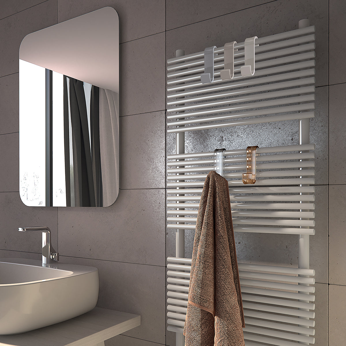 Kavelj za kopalniški radiator GEDY, termoplast, bel – izdelek 202502 – primer postavitve v prostoru. Drugi prikazani izdelki niso vključeni v nakup.
