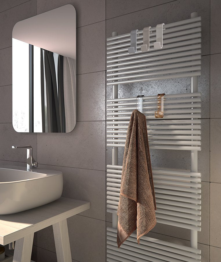 Kavelj za kopalniški radiator GEDY, termoplast, kromiran – izdelek 202513 – barvna paleta serije 1. Drugi prikazani izdelki niso vključeni v nakup. Prikaz vključuje tudi druge različice serije; nakup vključuje samo izbrani artikel.