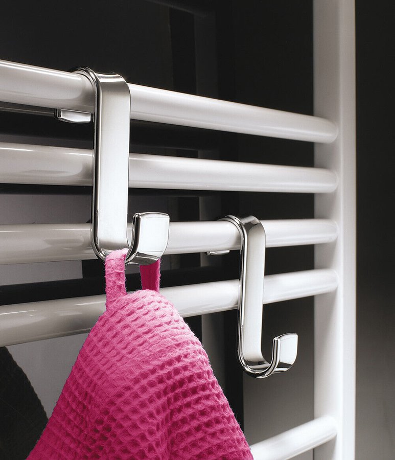 Kavelj za kopalniški radiator GEDY, termoplast, kromiran – izdelek 202513 – primer postavitve v prostoru 2. Drugi prikazani izdelki niso vključeni v nakup.