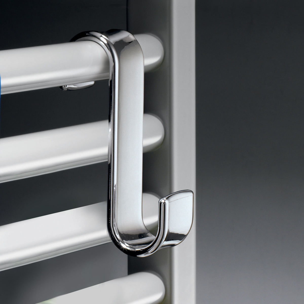 Kavelj za kopalniški radiator GEDY, termoplast, kromiran – izdelek 202513 – primer uporabe. Drugi prikazani izdelki niso vključeni v nakup.