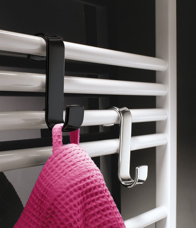 Kavelj za kopalniški radiator GEDY, termoplast, črn – izdelek 202514 – primer postavitve v prostoru. Drugi prikazani izdelki niso vključeni v nakup.