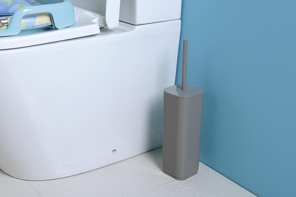 WC-ščetka GEDY SEVENTY, siva – izdelek 633408 – primer postavitve v prostoru 1. Drugi prikazani izdelki niso vključeni v nakup.