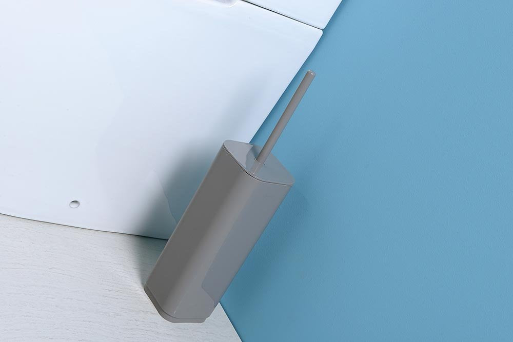 WC-ščetka GEDY SEVENTY, siva – izdelek 633408 – primer postavitve v prostoru 2. Drugi prikazani izdelki niso vključeni v nakup.
