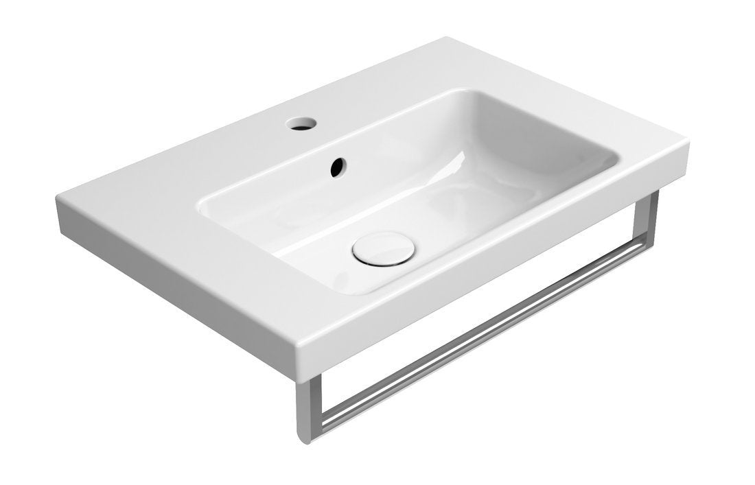 Keramični umivalnik GSI NORM, 60 × 40 cm, bel, ExtraGlaze – izdelek 8636111 – primer postavitve v prostoru. Drugi prikazani izdelki niso vključeni v nakup.