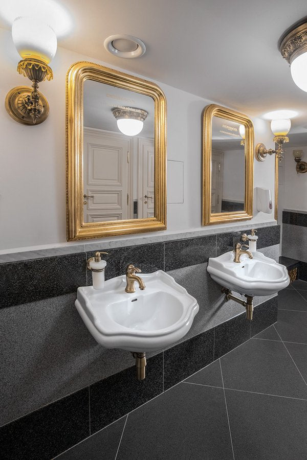 Keramični umivalnik KERASAN RETRO, 56 × 46,5 cm, bel – izdelek 104501 – primer postavitve v prostoru 3. Drugi prikazani izdelki niso vključeni v nakup.