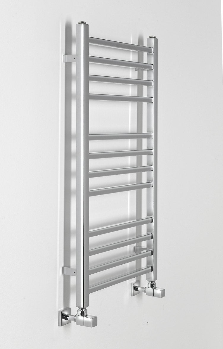 Kopalniški radiator SAPHO METRO, 450 × 890 mm, kromiran – izdelek 0411-03 – dodatni pogled 1. Na sliki so prikazani tudi priključni ventili; vsebina nakupa je navedena v opisu.