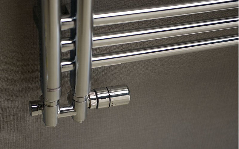 Kopalniški radiator SAPHO DORLION, 500 × 1200 mm, kromiran – izdelek 1130-11 – dodatni pogled 2. Na sliki so prikazani tudi priključni ventili; vsebina nakupa je navedena v opisu.