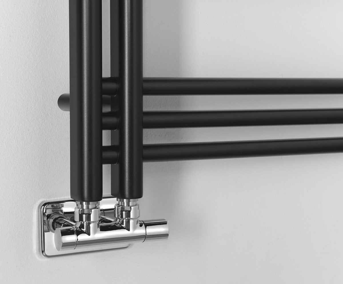 Kopalniški radiator SAPHO DORLION, 500 × 900 mm, mat črn – izdelek 1130-20 – dodatni pogled 3. Na sliki so prikazani tudi priključni ventili; vsebina nakupa je navedena v opisu.