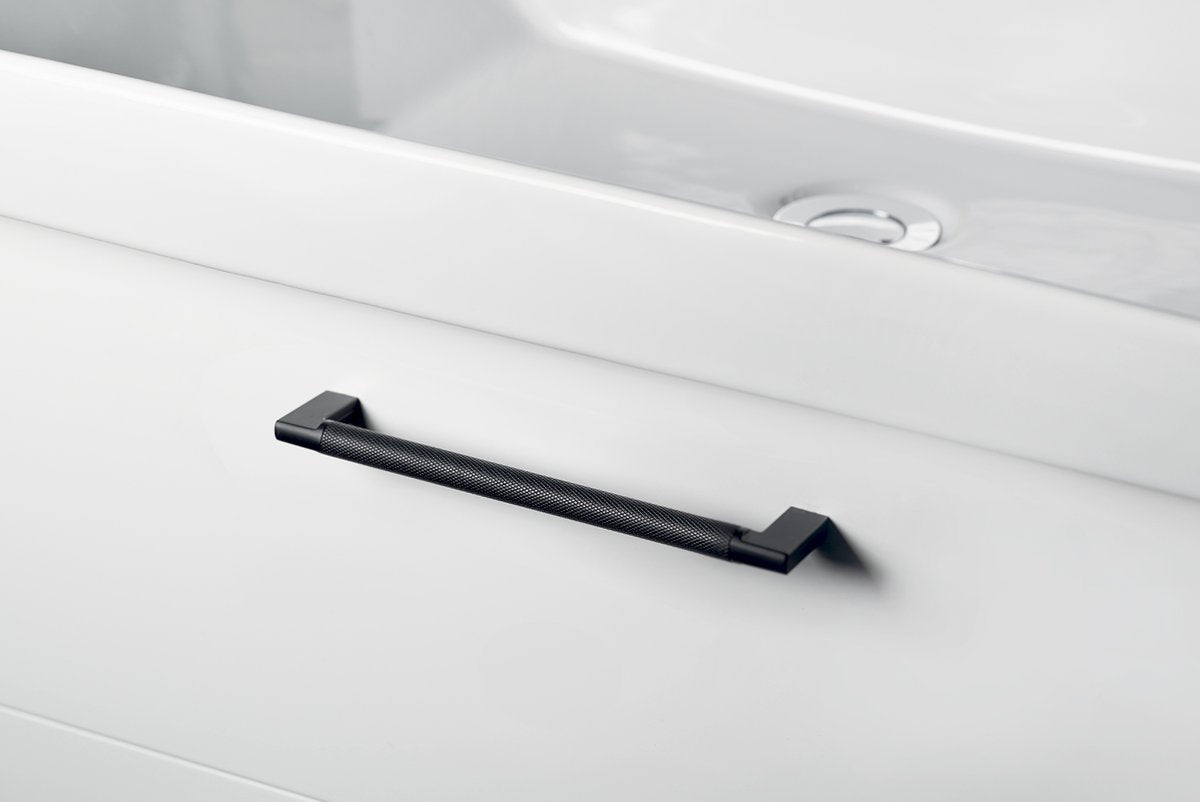 Kovinski ročaj za pohištvo SAPHO, 174 mm, razmik lukenj 160 mm, mat črn – izdelek 12457 – dodatni pogled