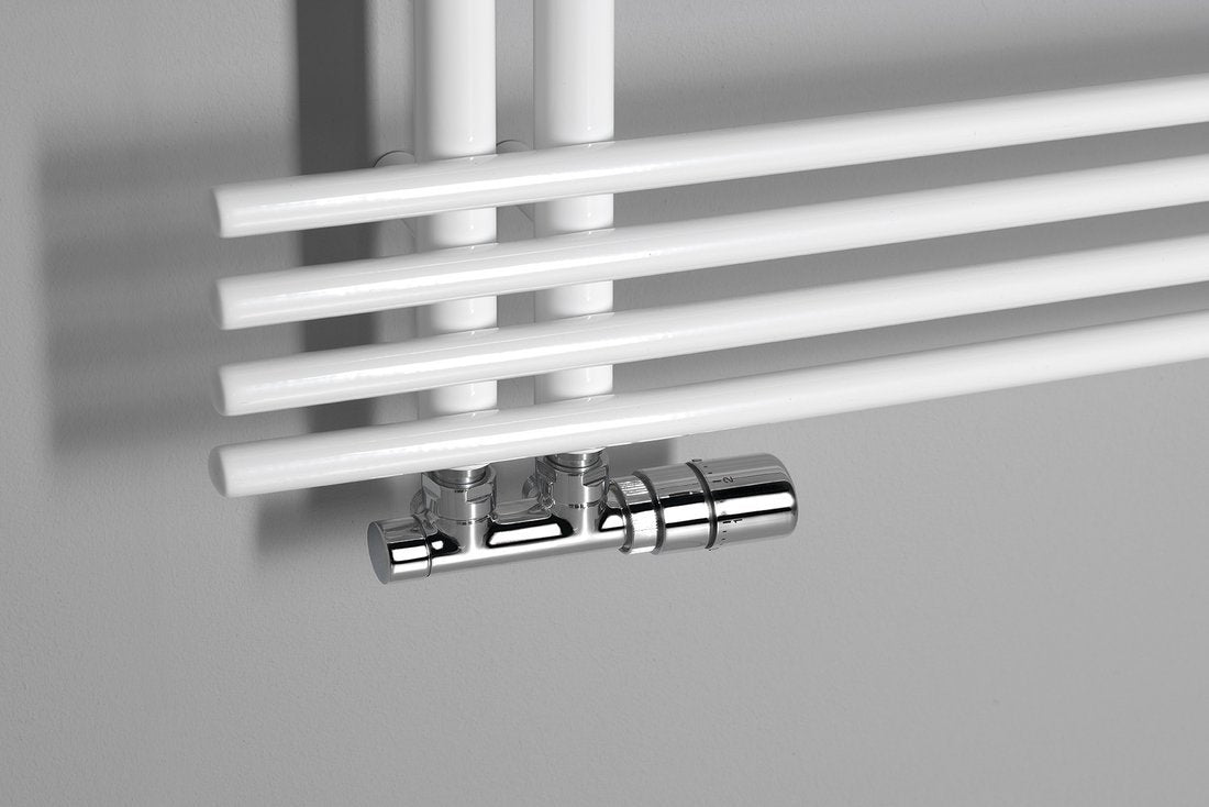 Kopalniški radiator SAPHO NYMPHA, 600 × 1122 mm, bel – izdelek 1805-16 – dodatni pogled 3. Na sliki so prikazani tudi priključni ventili; vsebina nakupa je navedena v opisu.