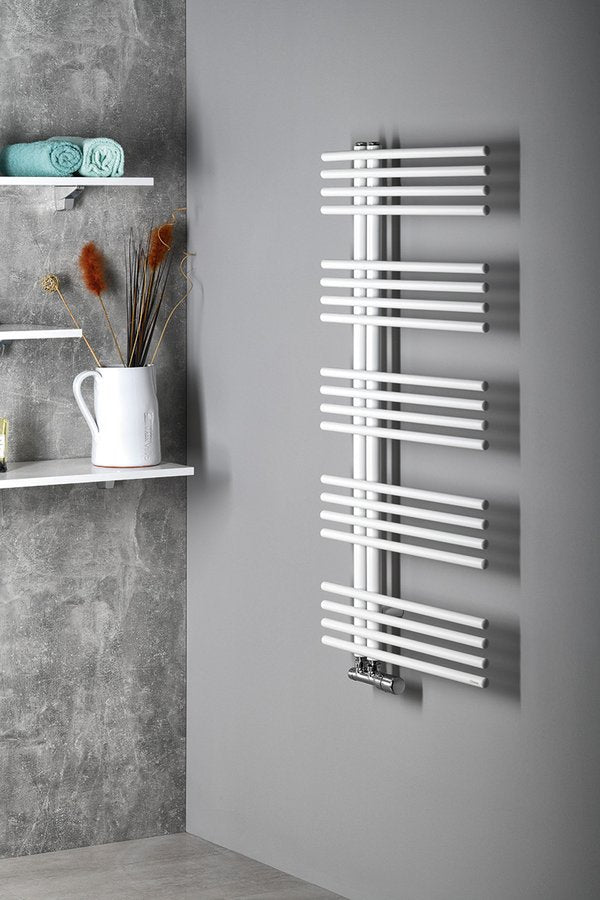 Kopalniški radiator SAPHO NYMPHA, 600 × 1122 mm, bel – izdelek 1805-16 – primer postavitve v prostoru. Na sliki so prikazani tudi priključni ventili; vsebina nakupa je navedena v opisu. Pohištvo in oprema prostora nista vključena v nakup.