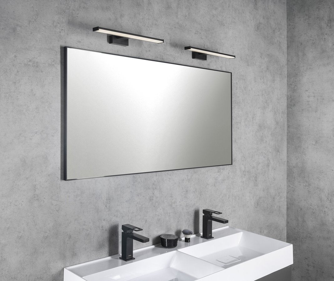 Stenska LED-svetilka SAPHO CHICAGO, 8 W, 400 × 120 mm, IP44, mat črna – izdelek AU468 – primer postavitve v prostoru 1. Drugi prikazani izdelki niso vključeni v nakup. Na sliki je prikazanih več kosov; količina v nakupu je navedena v opisu.