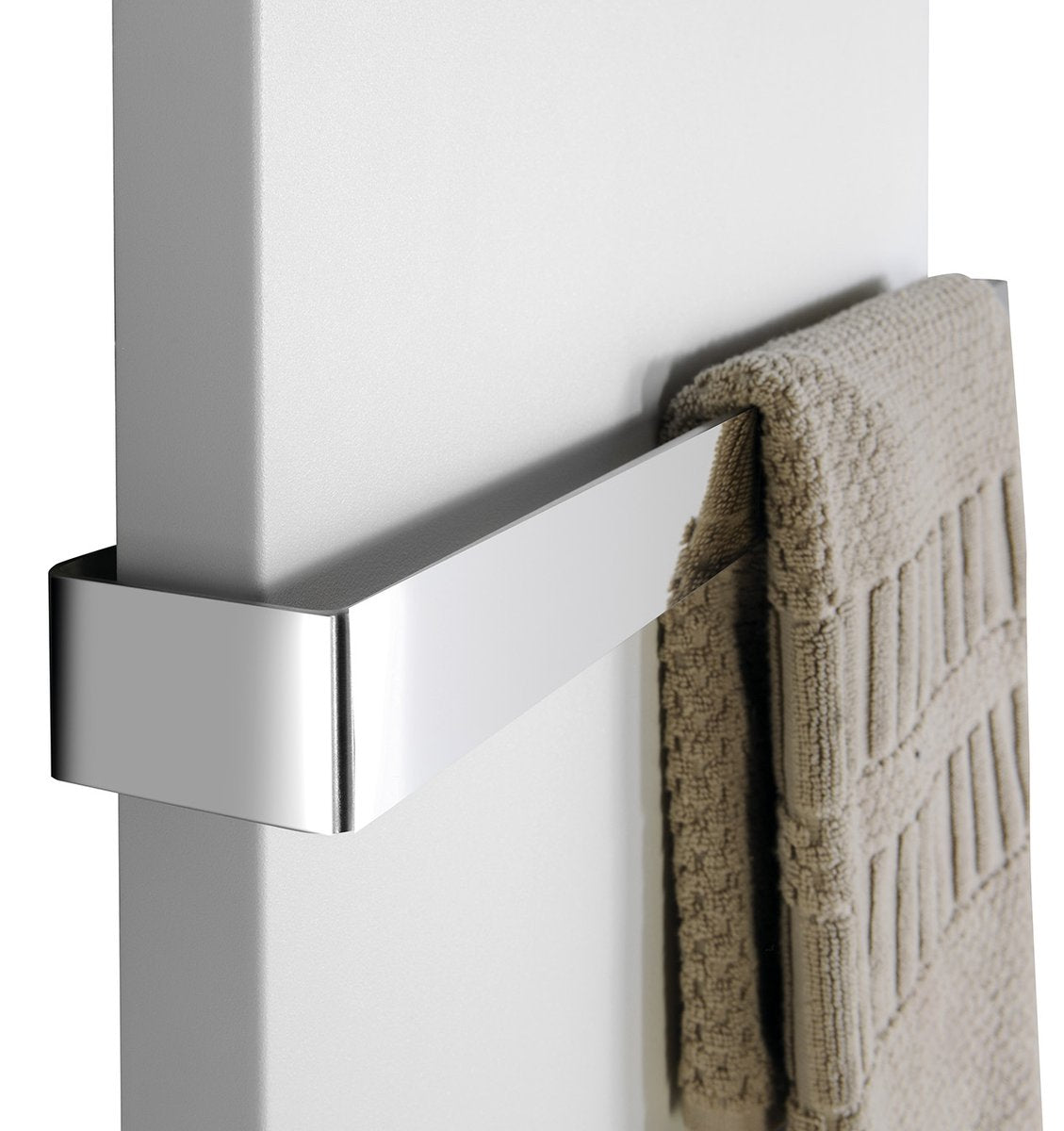 Obešalni drog za kopalniški radiator SAPHO MAGNIFICA, 510 mm, polirano nerjavno jeklo – izdelek IRPA13 – primer postavitve v prostoru 1. Radiator in brisača nista vključena v nakup.
