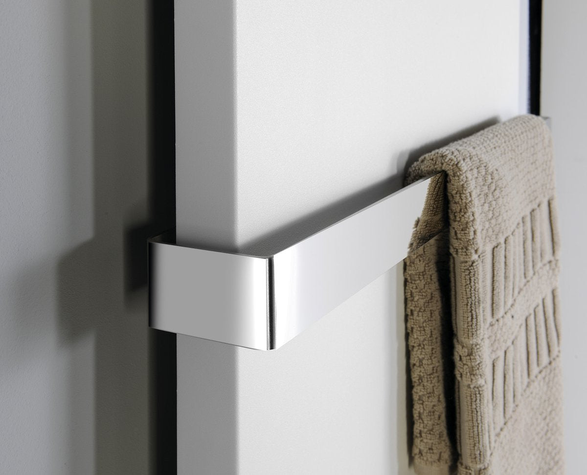 Obešalni drog za kopalniški radiator SAPHO MAGNIFICA, 510 mm, polirano nerjavno jeklo – izdelek IRPA13 – primer postavitve v prostoru 2. Drugi prikazani izdelki niso vključeni v nakup.