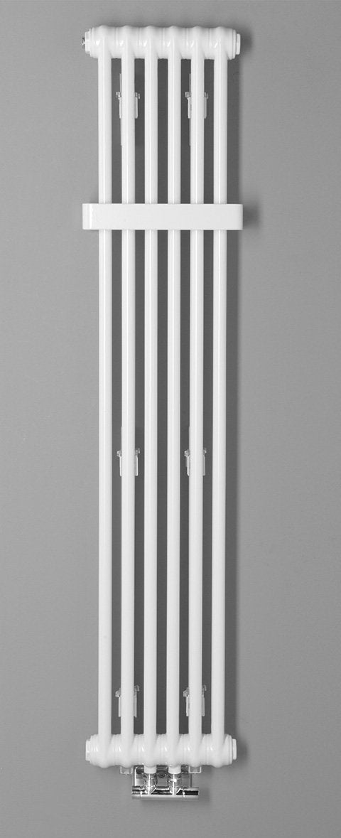 Držalo za brisače za radiator SAPHO FEDE, 320 mm, mat belo – izdelek IRPA60 – primer postavitve v prostoru. Drugi prikazani izdelki niso vključeni v nakup.